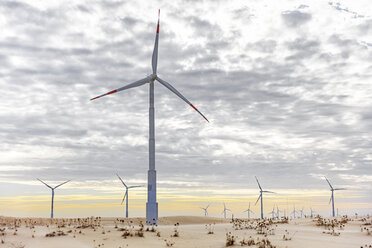 Windkraftanlagen in der Wüstenlandschaft, Taiba, Ceara, Brasilien - ISF09009