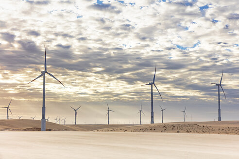 Windkraftanlagen in der Wüstenlandschaft, Taiba, Ceara, Brasilien - ISF09010