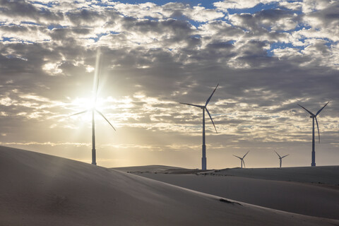Windkraftanlagen in der Wüstenlandschaft bei Sonnenuntergang, Taiba, Ceara, Brasilien, lizenzfreies Stockfoto