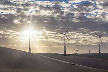 Windkraftanlagen in der Wüstenlandschaft bei Sonnenuntergang, Taiba, Ceara, Brasilien - ISF09011