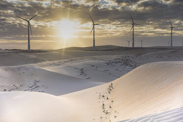 Windkraftanlagen in der Wüstenlandschaft bei Sonnenuntergang, Taiba, Ceara, Brasilien - ISF09013