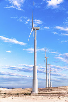 Reihe von Windturbinen in der Wüste, Taiba, Ceara, Brasilien - ISF09015