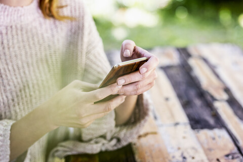 Textnachrichten in den Händen einer Frau, lizenzfreies Stockfoto
