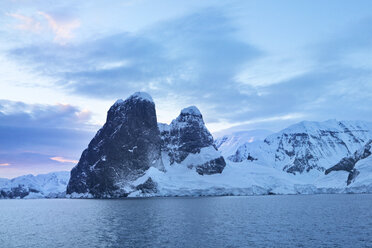 Antarktis, Antarktische Halbinsel, schneebedeckte Berge mit Eis und Gletscher am Morgen - CVF00672