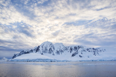 Antarktis, Antarktische Halbinsel, schneebedeckte Berge mit Eis und Gletscher am Morgen - CVF00673