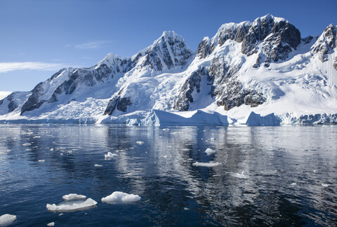 Antarktis, Antarktische Halbinsel, Eisberg im Antarktischen Ozean, lizenzfreies Stockfoto
