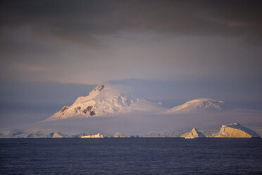 Antarktis, Antarktische Halbinsel, Eisberg, Morgenstimmung - CVF00677
