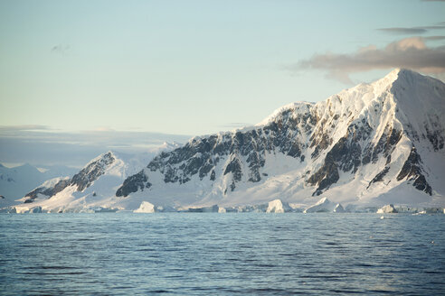 Antarktis, Antarktische Halbinsel, schneebedeckte Berge mit Eis und Gletscher am Morgen - CVF00694