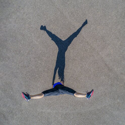 Luftaufnahme einer sportlichen jungen Frau beim Handstandtraining - STSF01600