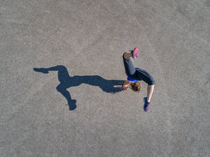 Luftaufnahme einer sportlichen jungen Frau beim Handstandtraining - STSF01601