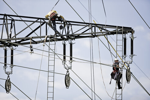 Installateur bei der Verlegung von Hochspannungsleitungen - CVF00698