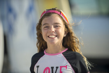 Porträt eines jungen Mädchens am Strand, lächelnd - ISF09062