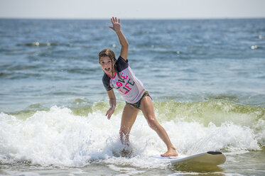 Junges Mädchen auf Surfbrett im Meer - ISF09072