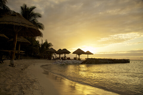 Silhouettierter goldener Sonnenuntergang am Strand, Isla Mujeres, Mexiko, lizenzfreies Stockfoto