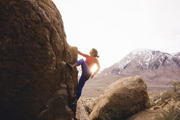 Frau beim Klettern, Buttermilk Boulders, Bishop, Kalifornien, USA - ISF09146