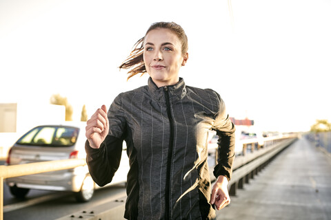 Porträt einer sportlichen Frau beim Joggen, lizenzfreies Stockfoto