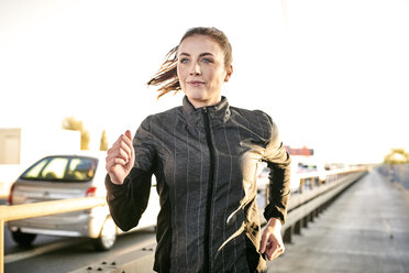 Porträt einer sportlichen Frau beim Joggen - MMIF00128