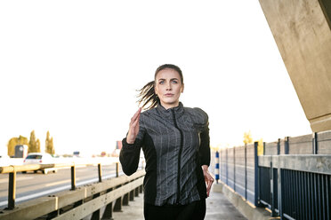 Porträt einer sportlichen Frau beim Joggen - MMIF00130