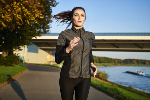 Porträt einer sportlichen Frau beim Joggen, lizenzfreies Stockfoto