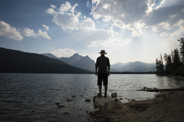 Rückansicht eines Mannes mit Blick auf den Stanley-See, Idaho, USA - ISF09174