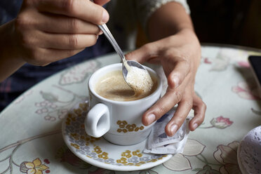 Junge Frau rührt Kaffee um, Nahaufnahme - ISF09177