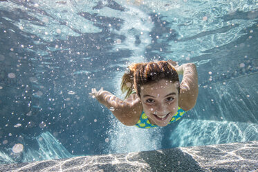 Mädchen schwimmt im Pool - ISF09181