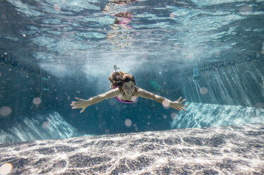 Mädchen schwimmt im Pool - ISF09182