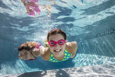 Mädchen schwimmen im Pool - ISF09183