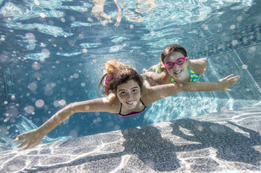 Mädchen schwimmen im Pool - ISF09184