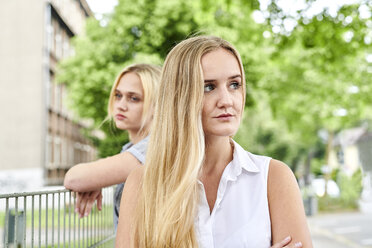 Zwei unzufriedene junge Frauen im Freien - MMIF00146