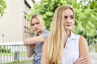 Zwei unzufriedene junge Frauen im Freien - MMIF00147