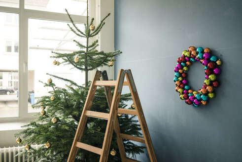 Weihnachtsbaum, Adventskranz und Leiter auf einem Dachboden - MOEF01348