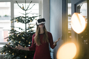 Frau benutzt Virtual-Reality-Brille zur Weihnachtszeit - MOEF01375