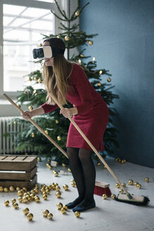 Frau benutzt Virtual-Reality-Brille zur Weihnachtszeit - MOEF01376