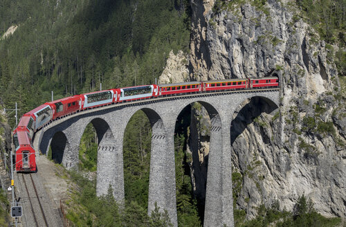 Zug auf dem Landwasserviadukt, Filisur, Splugen, Kanton Graubünden, Schweiz - CUF23121
