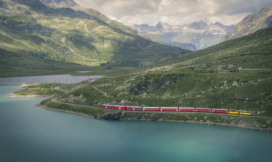 Glacier Express Zug auf dem Berninapass, Kanton Graubünden, Schweiz - CUF23122