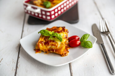 Vegetarische Lasagne Bolognese mit Basilikum und Tomaten - SARF03760