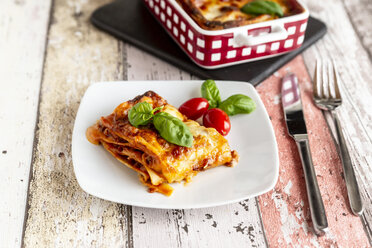 Vegetarische Lasagne Bolognese mit Basilikum und Tomaten - SARF03762