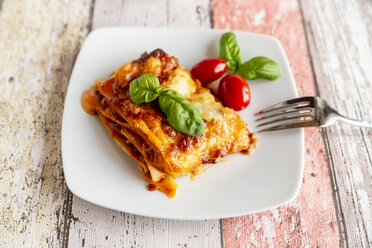 Vegetarische Lasagne Bolognese mit Basilikum und Tomaten - SARF03763