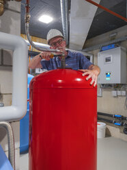 Leitender Handwerker bei der Kontrolle der Wasseraufbereitungsanlage - LAF02051