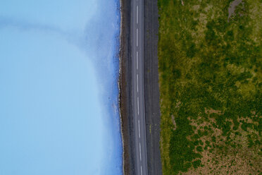 Luftaufnahme einer Straße inmitten von Feldern und Wasser, Mývatn, Island - FSIF03132