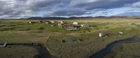 Panoramablick auf das Dorf gegen den Himmel, Mývatn, Island, lizenzfreies Stockfoto