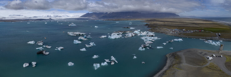 Panoramablick auf Eisberge im Wasser gegen bewölkten Himmel, Jökulsárlón, Island - FSIF03136