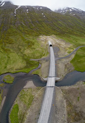 Drohnenansicht einer Straße über einem Bach, Island - FSIF03140