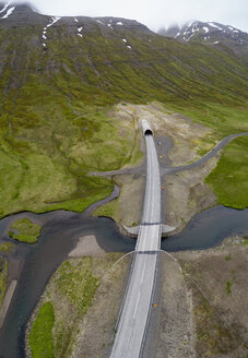 Drohnenansicht einer Straße über einem Bach, Island - FSIF03140