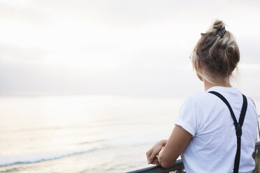 Rückansicht einer Frau mit Blick auf das Meer, Encinitas, Kalifornien, USA - ISF09212