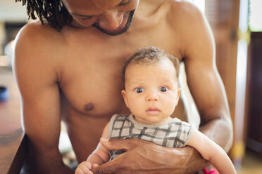Vater trägt Baby auf dem Arm - ISF09265