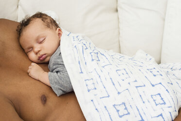 Baby schlafend an der Brust des Vaters - ISF09266