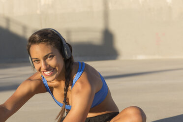 Weibliche Athletin mit Kopfhörern, Stretching, Van Nuys, Kalifornien, USA - ISF09281