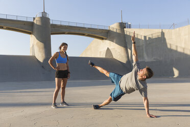 Weibliche Athletin, die einen Freund beim Training beobachtet, Van Nuys, Kalifornien, USA - ISF09285